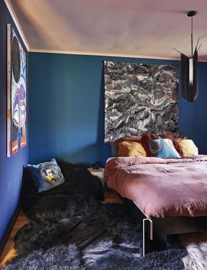 Une chambre comme un cocon. «J’avais envie de créer du rêve…». Au mur, une tapisserie de KRJST Studio et une toile d’Aurélie Gravas.