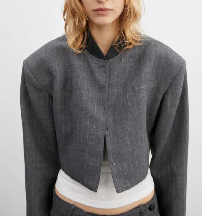 Cropped blazer met klassieke krijtstreep en schoudervullingen