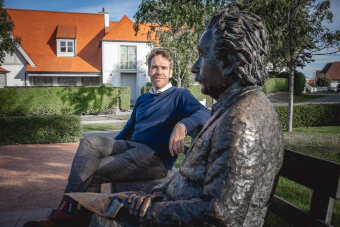 Pieter Schillewaert bij de misschien wel bekendste inwoner van De Haan: Albert Einstein.