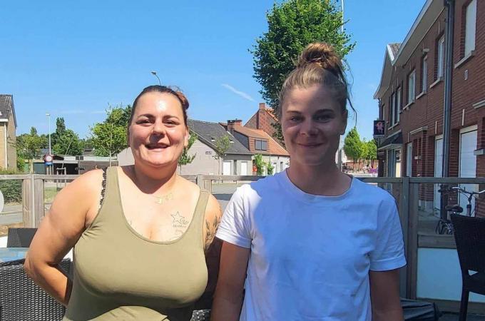 Voor al wie het niet wilde geloven... Sharon Remmerie en Lotte Kopecky, die zich eerder die middag tot Belgisch kampioene had gespurt, samen op het terras van café De Lindewijk.