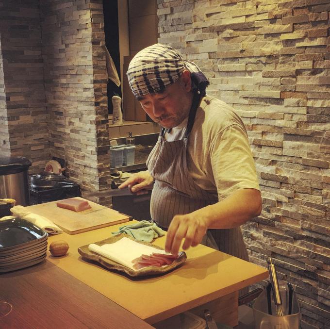 Mikihiko Sawahata in zijn restaurant Bissoh.