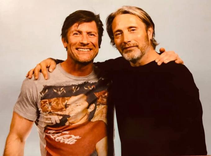 Op de foto met acteur Mads Mikkelsen.