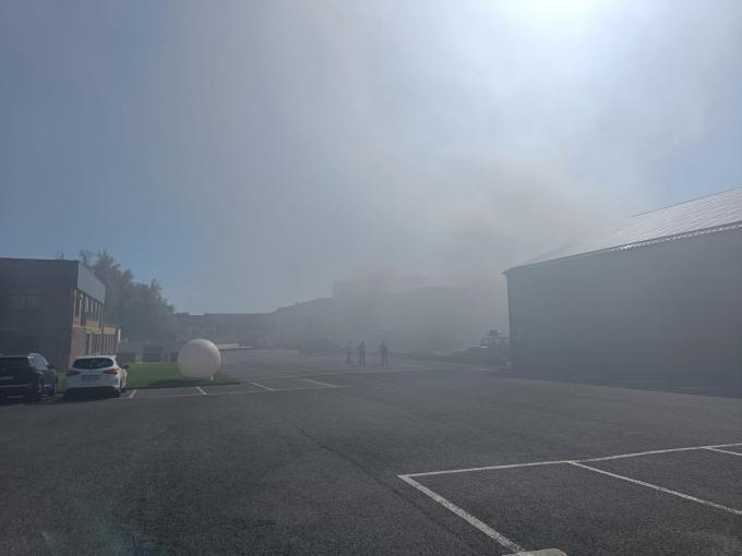 De brand veroorzaakte dikke rookwolken in de buurt van het industrieterrein van Harelbeke.