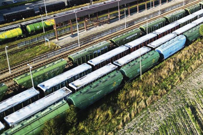 I treni che trasportano grano dall'Ucraina aspettano al valico di frontiera polacco a Dorohosk.