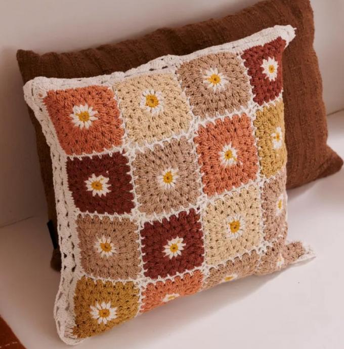 Un coussin en crochet coloré