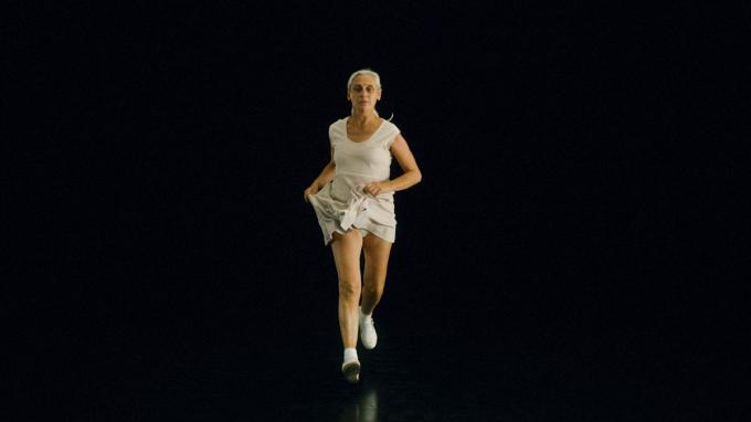De Keersmaeker danst in de film Sola onder meer in de zwierige jurk uit Violin Phase van 1981.