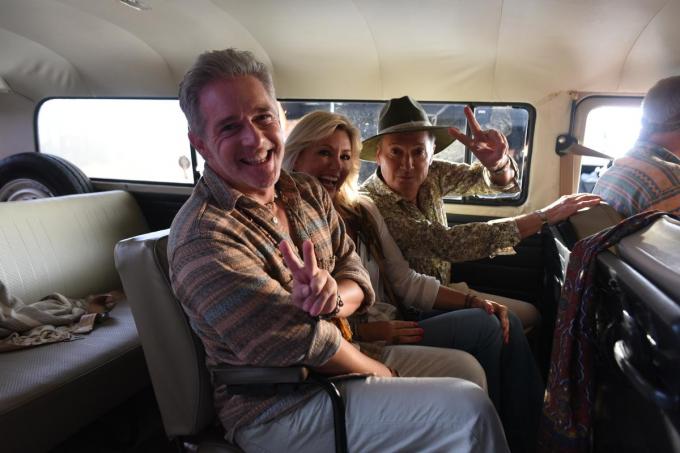 Bart Kaëll in het busje tijdens de clipopname, samen met Christoff en Lindsay.
