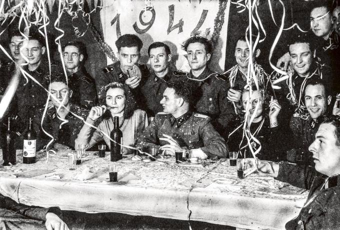 Nieuwjaar 1944 bij het Vlaams Legioen aan het Oostfront. De propagandaversie: slingers, confetti, Wein, Weib und Gesang.