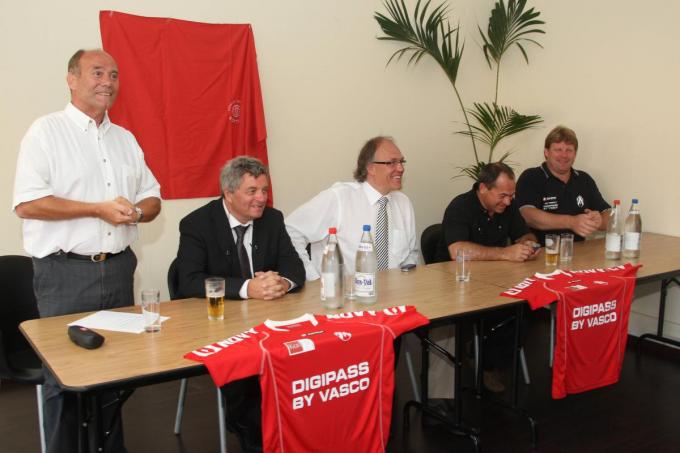 Een persconferentie van KV Kortrijk in 2008, met Eddy Soetaert, Jan Valcke (tweede van links), toenmalig voorzitter Joseph Allijns (midden) en coach Hein Vanhaezebrouck (rechts).