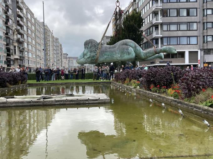 Het losmaken van het beeld lokte behoorlijk wat geïnteresseerden.