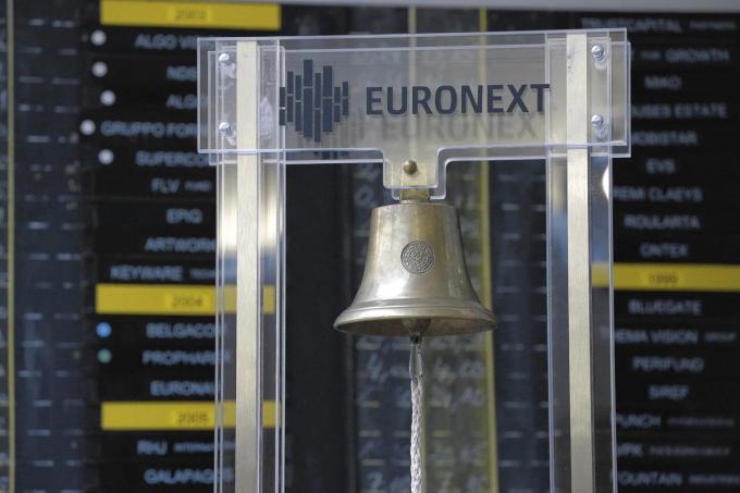 La cloche de la Bourse trône dans le hall du bâtiment d’Euronext, rue du Marquis à Bruxelles.