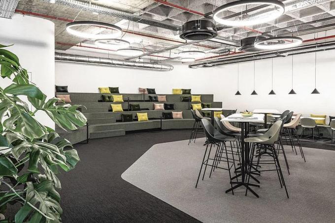 Pluo a notamment aménagé les nouveaux espaces de travail d’un groupe d’agences de marketing digital, dans l’ancienne Royale Belge.