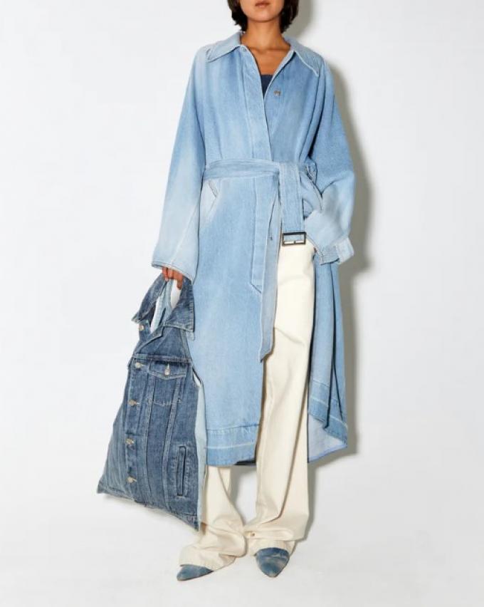 Oversized trenchcoat in denim met tailleriem