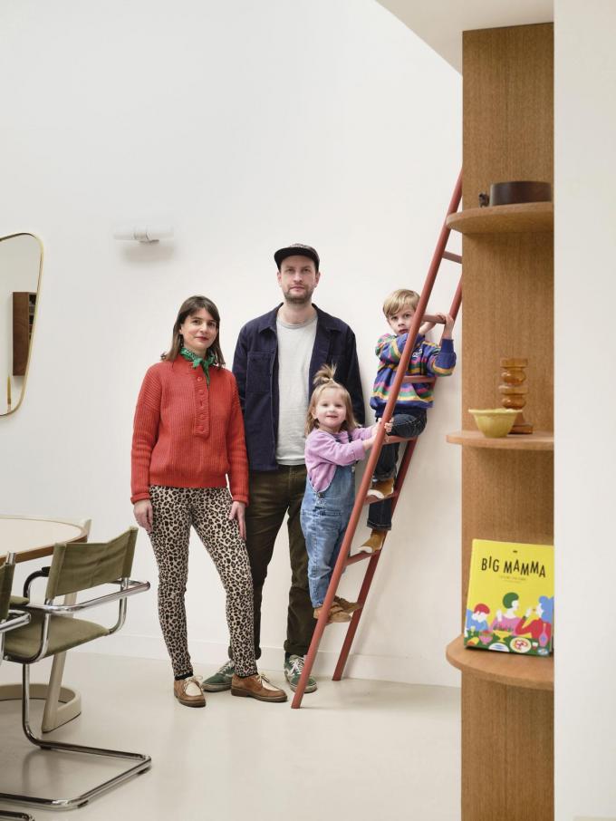 Marion, Mathieu en hun twee kinderen Marceau en Paula, voor de ladder die leidt naar de logeerplek op de mezzanine – tevens een gezellig speelnestje voor de kinderen.