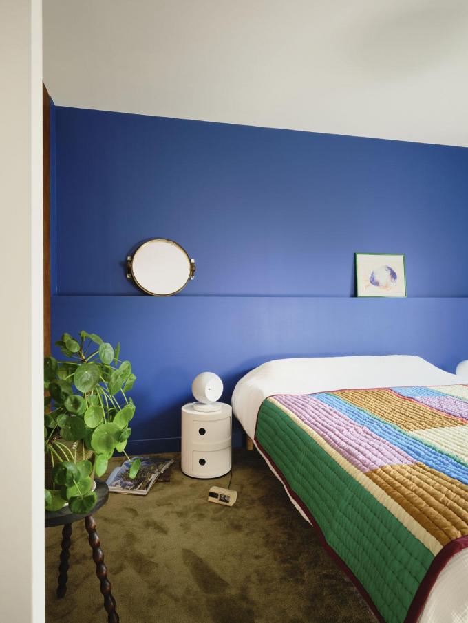 Aanvankelijk schilderden Mathieu en Marion alle muren in huis wit, maar geleidelijk aan voegen ze kleur toe, zoals dit gezellige, heldere blauw in de slaapkamer.