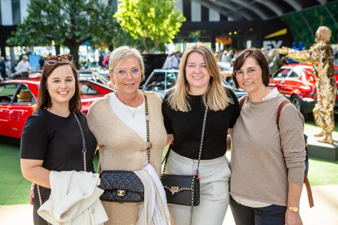 Charlotte, Anita, Laurence en Ria: “Onze mannen zijn nog meer verzot van auto’s en lopen hier iets verderop rond”