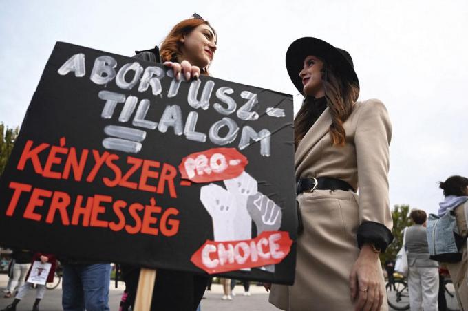 2022. Protest in Boedapest tegen de verstrengde abortusregeling. Zwangere vrouwen die abortus wensen zouden eerst naar de hartslag van de foetus moeten luisteren.