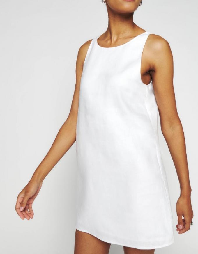 Eenvoudige witte mini-jurk in linnen 