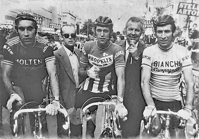 Ontelbare grote wielervedetten heeft Roger Defoort (micro in de hand tweede van rechts) in zijn tijd ontmoet en voor zijn micro gehaald. Hier zien we hem rond 1975 met Eddy Merckx, Roger De Vlaeminck en Felice Gimondi.
