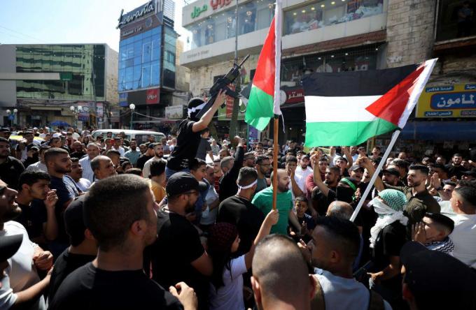 Palestijnen vieren de aanval van Hamas in Nabloes, op de Westelijke Jordaanoever.