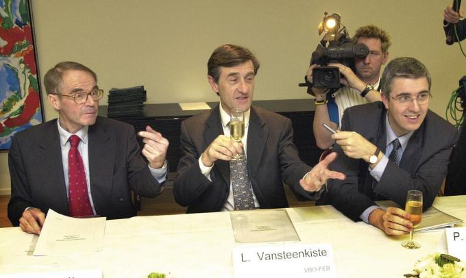 Tony Vandeputte, Luc Vansteenkiste et Pieter Timmermans Célébrant la signature de l’accord interprofessionnel 2003-2004 avec les représentants syndicaux.