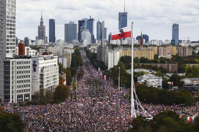 L’opposition polonaise a rassemblé des centaines de milliers de personnes, le 1er octobre, à Varsovie. Un signe encourageant?