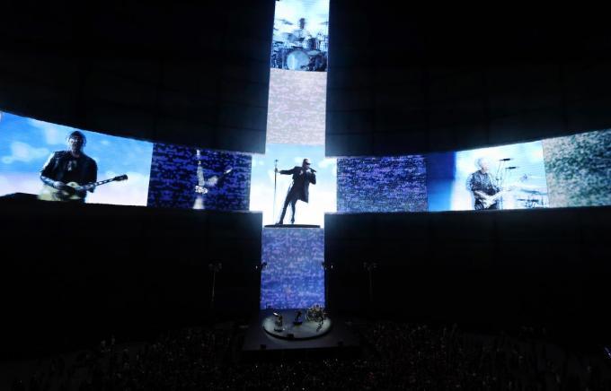 U2 aan het werk in The Sphere.