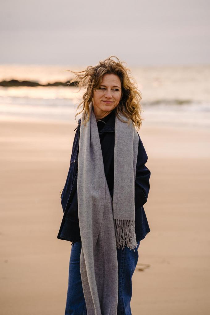 De actrice vindt innerlijke rust op het strand van Oostende.