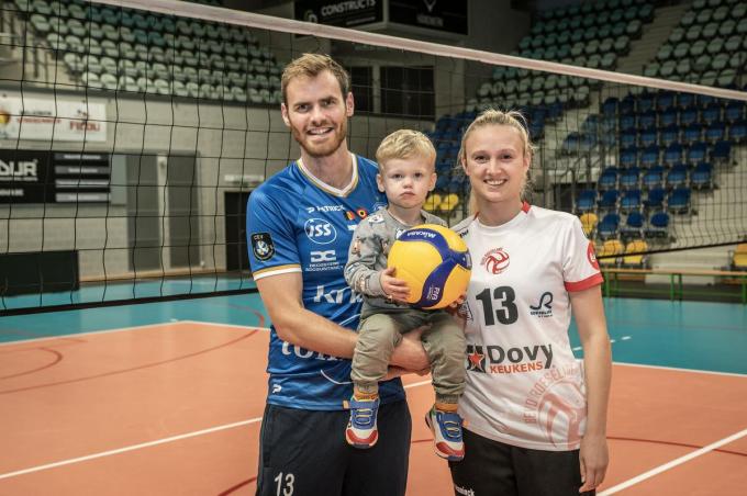 “Volleybalj is bij ons thuis de voertaal”, zeggen Sander Depovere en Leen van Grinsen, hier samen met zoontje Gust.