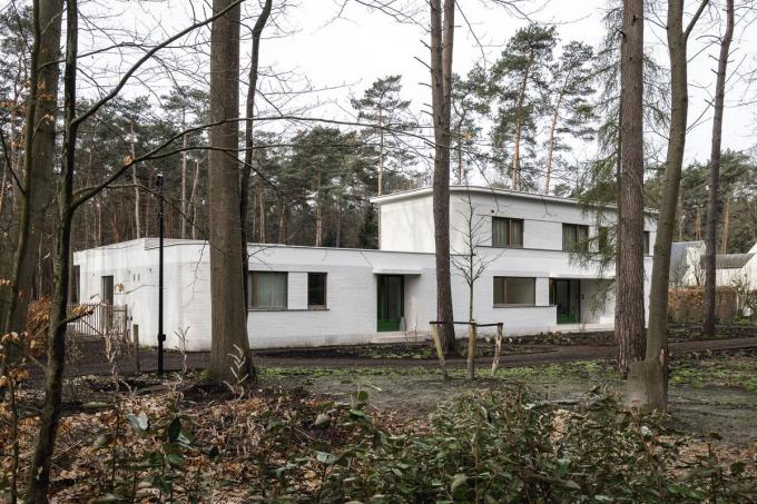 De bomen rond de villa vormen met hun kruin een bladerdak.