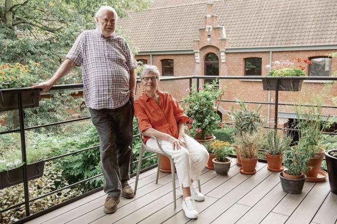 Frederik en Betty op het terras van hun nieuwe appartement in de Haringrokerij.