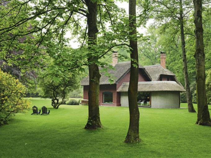 De woning van Caroline en Stephane bevindt zich op het domein ‘De Oude Gracht’; 125 hectare aan natuurpracht inclusief vijvers en houten bruggen, uitgestrekte grasvelden en zeldzame bomen.