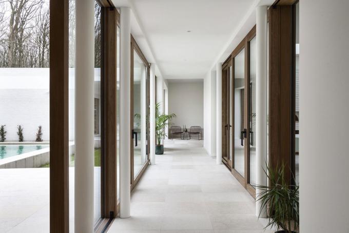 Le couloir entre la salle à manger et le salon peut être ouvert sur le patio grâce à des fenêtres coulissantes.