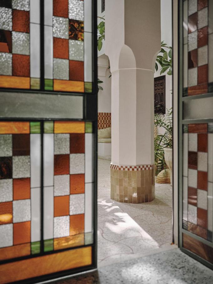 Les vitraux et portes du riad ont été entièrement conçus par Laurence Leenaert, en collaboration avec une artisane locale.