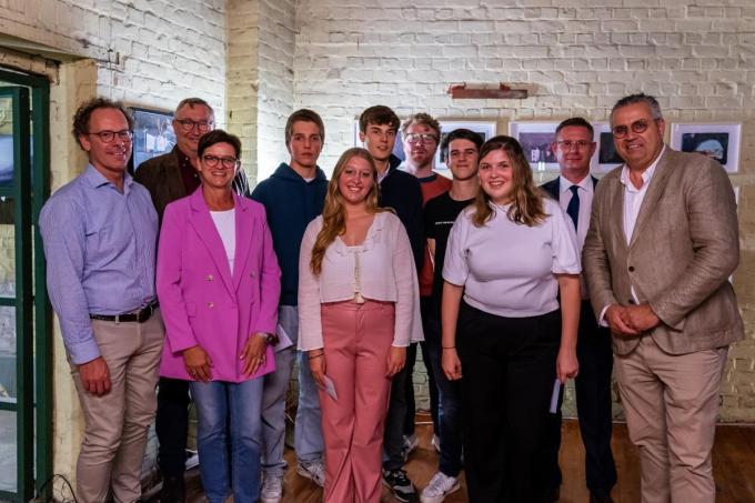 Voorzitter Nicolas Douchy (rechts op de foto) reikte de Rotaryprijs uit aan de laureaten.