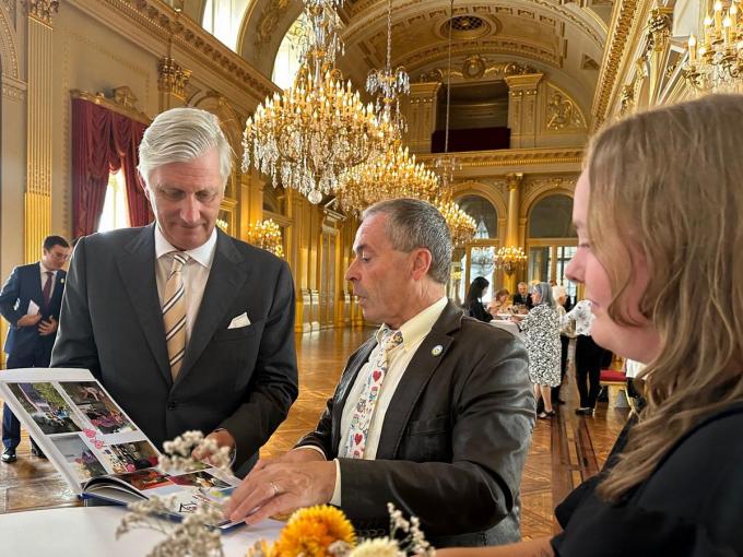 Geert Deraeve in gesprek met koning Filip.