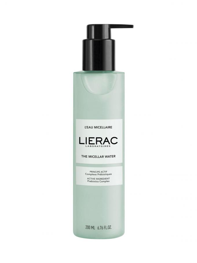 L’Eau micellaire, Lierac. Enrichie d’un complexe de prébiotiques marins, elle élimine maquillage et impuretés tout en protégeant le microbiote cutané. 14,90 euros les 200 ml