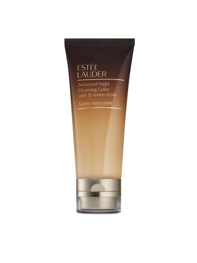 Gelée nettoyante Advanced Night, Estée Lauder. Formulée avec 15 acides aminés présents dans la peau, comme la glycérine, elle nettoie sans perturber le manteau acide. 45 euros les 100 ml