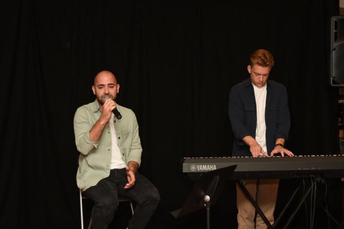 Jérémie aan het klavier, terwijl Jo Hens de titelsong ‘Tot Altijd’ zingt.