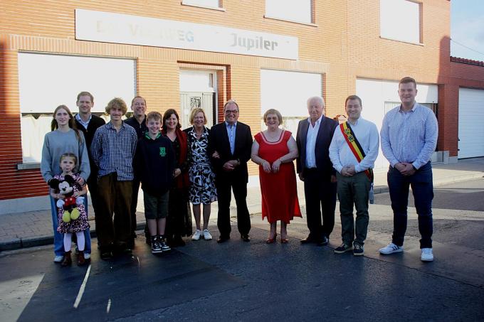 Nore, Anna-Victorine, Koen, Loïc, Bart en Bent Marchand, Greta Boey, René en Denise Marchand, Gino Keirschieter, burgemeester Jeroen Vandromme en Kris Delheye.