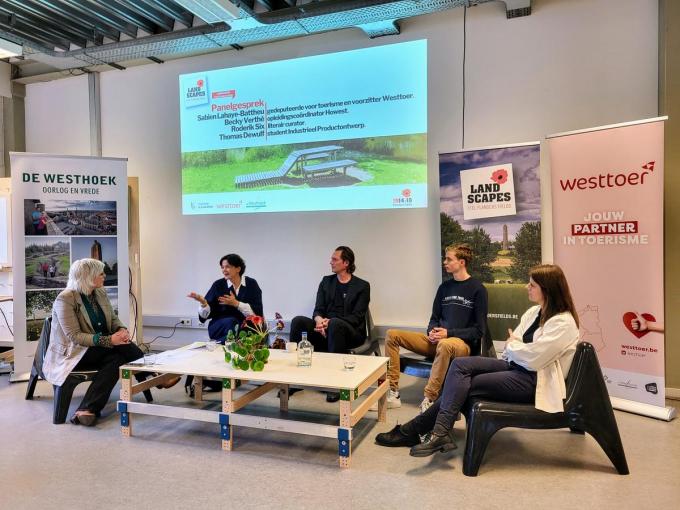 Panelgesprek met Eline Adam, Sabien Lahaye-Battheu, Roderik Six, student Thomas Dewulf en Becky Verthé.