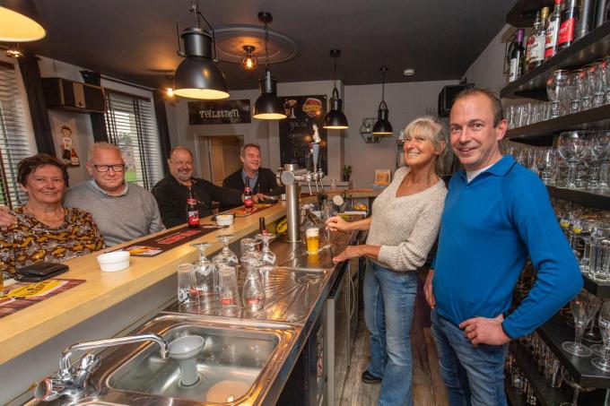 Pieter Debackere achter de toog met serveuse Conny Neirynck. Links aan de toog zie je ma Yvette Deforche die ook 15 jaar lang het café open hield.