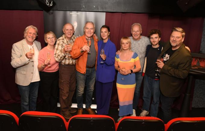 De cast met helemaal rechts Frank Aernout.