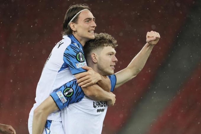 Andreas Skov Olsen schoot de frustratie na de gemiste penalty tegen Kortrijk van zich af.