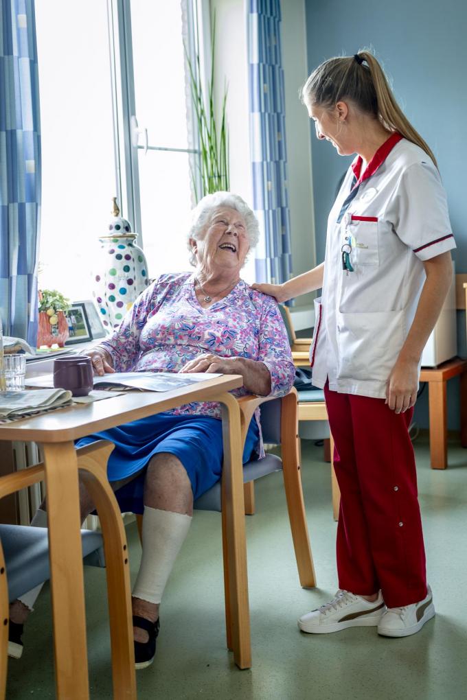 Eline Verhoye zorgt met veel liefde voor de bewoners. Tot grote voldoening van Christiane Decaluwé.