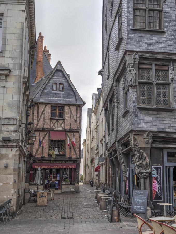 Middeleeuwse vakwerkhuizen op de Place Plumereau in Tours. (foto Getty)