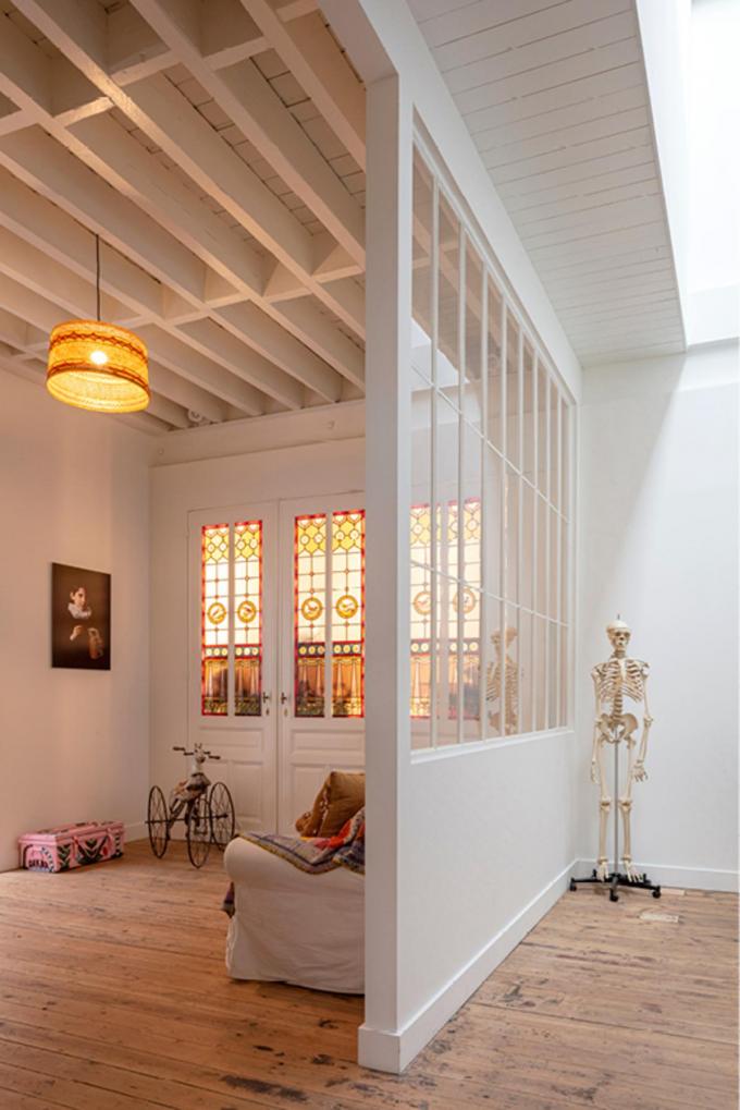 Ci-dessus: Aux étages, l’ancien plancher a été conservé et contraste avec la peinture blanche qui apporte beaucoup de luminosité à cet intérieur.