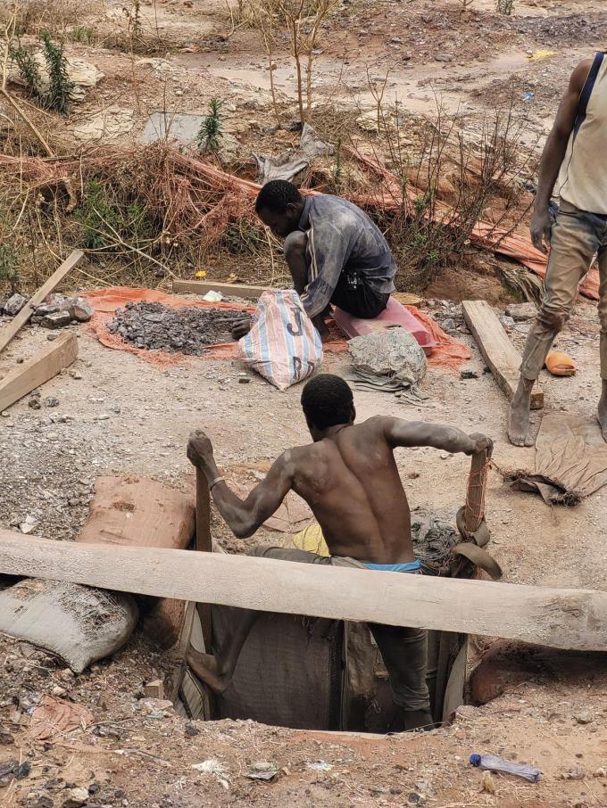 Mine artisanale à Kolwezi: un travail à haut risque.