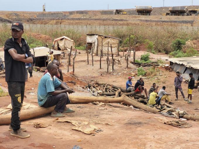 Dans la banlieue de Kolwezi, la mine artisanale de Kamilombe jouxte une mine industrielle.