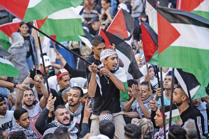 La guerre entre Israël et le Hamas fait redescendre des manifestants arabes dans la rue. Sans doute pas au point de menacer leurs dirigeants.